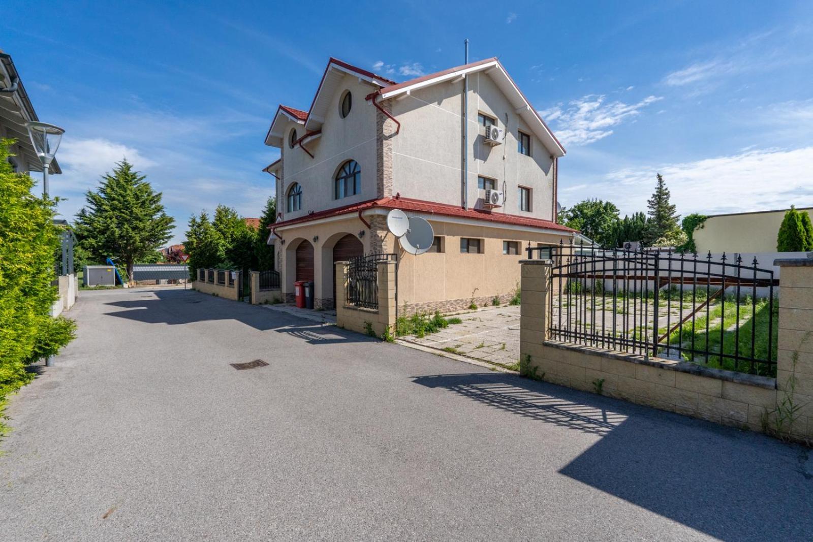Faraway Aparthotel Near Vienna Airport With Anytime Self Check In Bruck an der Leitha Exterior photo